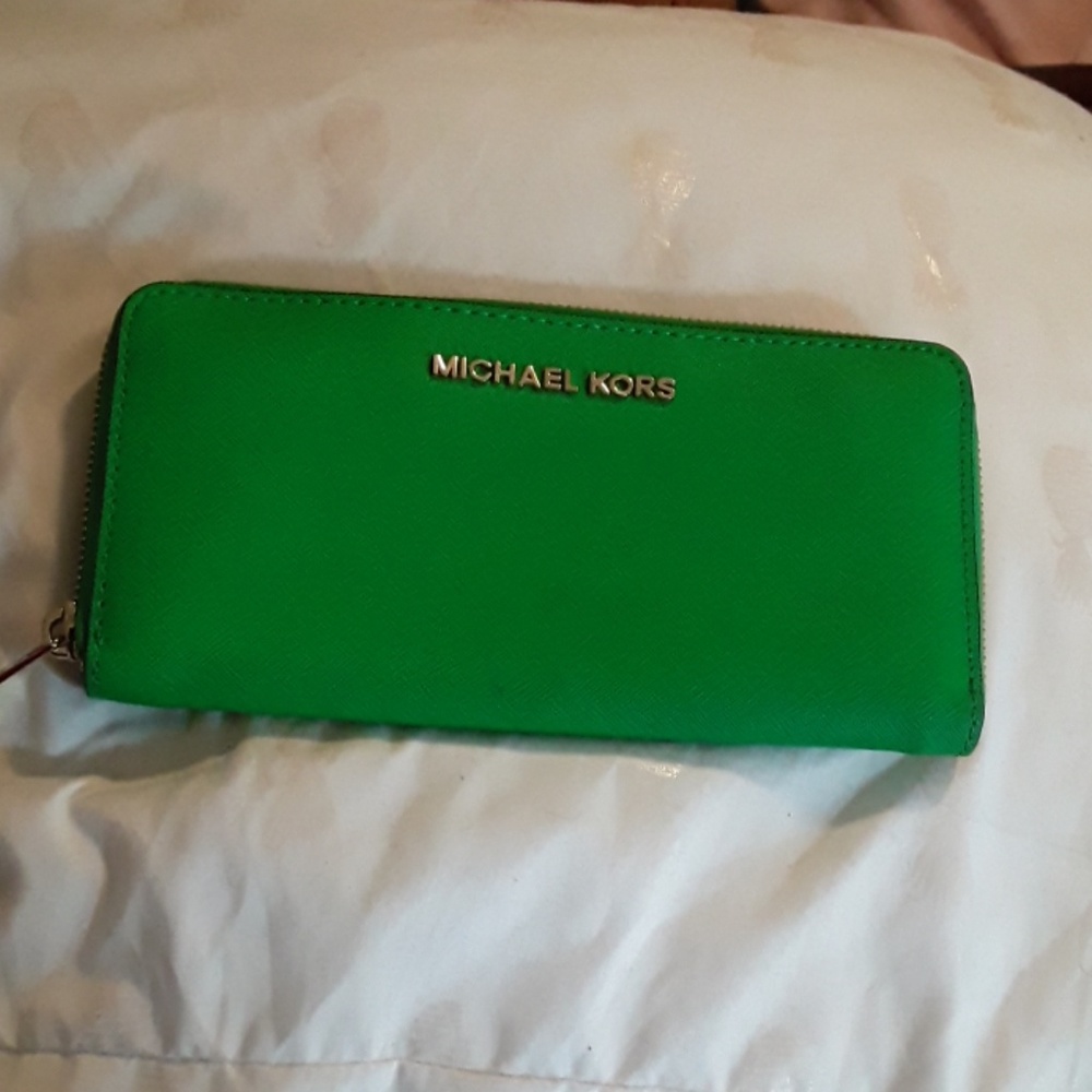 BRAND NEW APPLE GREEN MICHAEL KORS HANDS PURSE